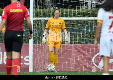 Emma Lind (AS Roma Women) lors de la finale du quart de football italien - coupe italienne des femmes 2021/2022 match entre AS Roma Women contre FC Como Women au stade Tre Fontane le 13 février 2022. (Photo de Fabrizio Corradetti/LiveMedia/NurPhoto) Banque D'Images