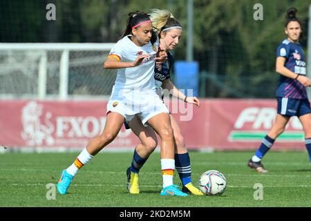 Andressa Alves Da Silva (EN TANT que femmes roms) Elisa Carravetta (Como Women) lors de la finale du quart de football italien - coupe italienne des femmes 2021/2022 match entre AS Roma Women contre FC Como Women au stade Tre Fontane le 13 février 2022. (Photo de Fabrizio Corradetti/LiveMedia/NurPhoto) Banque D'Images