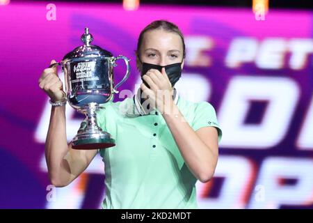 Anet Kontaveit célèbre sa victoire avec la coupe des trophées des dames de Saint-Pétersbourg 2022 après avoir battu Maria Sakkari en finale. Saint-Pétersbourg, Russie. 13 février 2022 (photo de Valya Egorshin/NurPhoto) Banque D'Images