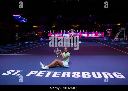 Anet Kontaveit célèbre sa victoire avec la coupe des trophées des dames de Saint-Pétersbourg 2022 après avoir battu Maria Sakkari en finale. Saint-Pétersbourg, Russie. 13 février 2022 (photo de Valya Egorshin/NurPhoto) Banque D'Images