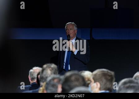 Michel Barnier à la rencontre de la candidate à la présidence du parti conservateur français les Républicains (LR) Valérie Pécresse, qui prononce un discours lors de sa rencontre au Zénith de Paris, à Paris, le 13 février 2022, avant l'élection présidentielle française d'avril 2022. (Photo de Samuel Boivin/NurPhoto) Banque D'Images