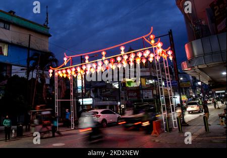 Les automobilistes s'approchent des décors de lanternes rouges en prévision du festival des lanternes dans le quartier chinois de Bogor, à Java Ouest, en Indonésie sur 14 février 2022, le festival des lanternes, qui tombe sur 15 février cette année, le 15th jour du nouvel an lunaire. (Photo par Adriana Adie/NurPhoto) Banque D'Images