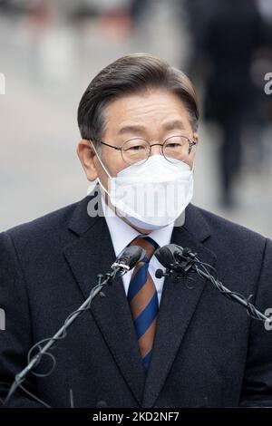 Lee Jae-myung, le candidat à l'élection présidentielle du parti démocrate au pouvoir, prononce un discours lors d'une conférence de presse dans la rue Myeongdong sur 14 février 2022 à Séoul, en Corée du Sud. L'élection présidentielle de la Corée du Sud sera prévue à 9 mars 2022. (Photo de Chris Jung/NurPhoto) Banque D'Images