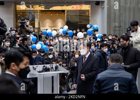 Lee Jae-myung (au centre), le candidat à l'élection présidentielle du parti démocrate au pouvoir, arrive pour une conférence de presse dans la rue Myeongdong sur 14 février 2022 à Séoul, en Corée du Sud. L'élection présidentielle de la Corée du Sud sera prévue à 9 mars 2022. (Photo de Chris Jung/NurPhoto) Banque D'Images