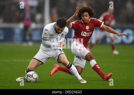 Ryan Manning, de Swansea City et de Han-Noah Massengo Bristol City, en action lors du match de championnat Sky Bet entre Swansea City et Bristol City au Liberty Stadium, à Swansea, le dimanche 13th février 2022. (Photo de Jeff Thomas/MI News/NurPhoto) Banque D'Images