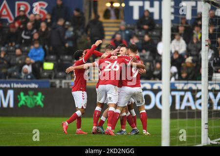 Andreas Weimann (partiellement caché) de Bristol City célèbre après avoir obtenu son score lors du match de championnat Sky Bet entre Swansea City et Bristol City au Liberty Stadium, Swansea, le dimanche 13th février 2022. (Photo de Jeff Thomas/MI News/NurPhoto) Banque D'Images