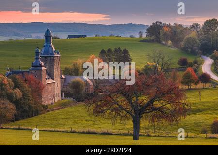 Lever de soleil aux couleurs de l'automne au château de Beusdael. Le Château de Beusdael est un château situé dans le hameau de Beusdael, dans le quartier de Sippenaeken du mui Banque D'Images