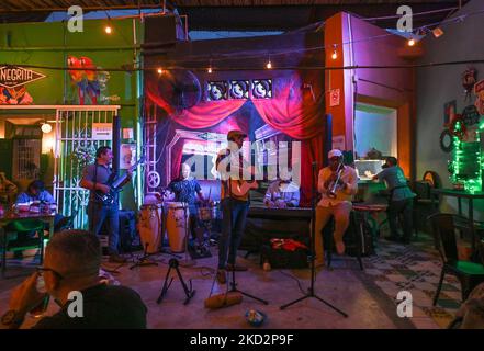 Le groupe Cubam se présente à l'intérieur d'un bar dans le centre de Merida. Samedi, 12 février 2022, à Mérida, Yucatan, Mexique. (Photo par Artur Widak/NurPhoto) Banque D'Images