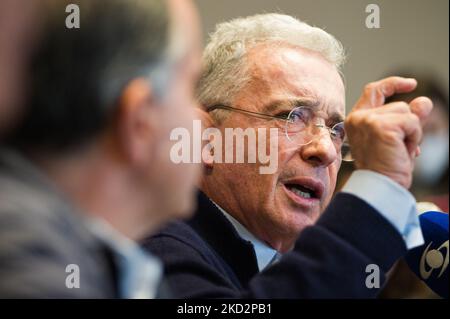 L'ancien président colombien Alvaro Uribe Velez (2002-2010) et le dirigeant politique du parti politique 'Centro Democratico' parle lors d'une conférence de presse du candidat présidentiel Oscar Ivan Zuluaga à Bogota, en Colombie, sur 14 février 2022. (Photo par Sebastian Barros/NurPhoto) Banque D'Images