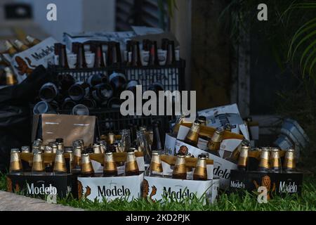 Bouteilles de bière vides vues à l'extérieur d'une maison. Le dimanche, 13 février 2022, à Mérida, Yucatan, Mexique. (Photo par Artur Widak/NurPhoto) Banque D'Images