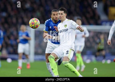 Robin Koch, de Leeds, a Uni des affrontements avec Dominic Calvert-Lewin, d'Everton, lors du match de la Premier League entre Everton et Leeds United à Goodison Park, Liverpool, le samedi 12th février 2022. (Photo de Pat Scaasi/MI News/NurPhoto) Banque D'Images