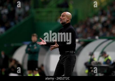 L'entraîneur en chef de Manchester City PEP Guardiola gestes lors du Round of Sixteen Leg One - match de la Ligue des champions de l'UEFA entre le sportif CP et la ville de Manchester au stade Alvalade de Lisbonne, Portugal, sur 15 février 2022. (Photo par Pedro Fiúza/NurPhoto) Banque D'Images