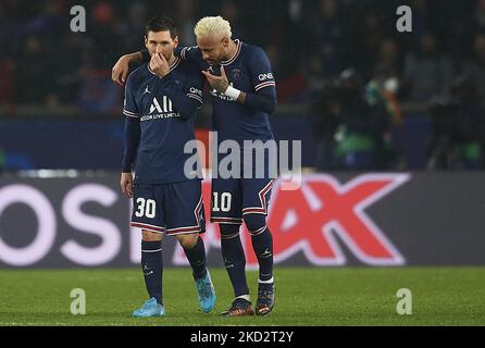 Lionel Messi, de Paris Saint Germain, célèbre la victoire avec son coéquipier Neymar Jr. À la fin de la manche de la Ligue des champions de l'UEFA du 16 e match entre Paris Saint-Germain et le Real Madrid au Parc des Princes sur 15 février 2022 à Paris, en France. (Photo de Jose Breton/Pics action/NurPhoto) Banque D'Images