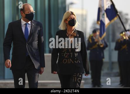 Le ministre de la défense, M. Charalambos Petrides, est parti, et le ministre de la défense de l'Autriche, Mme Klaudia Tanner, font le tour de la garde d'honneur au ministère chypriote de la défense de Nicosie. Chypre, mercredi, 16 février 2022 (photo de Danil Shamkin/NurPhoto) Banque D'Images