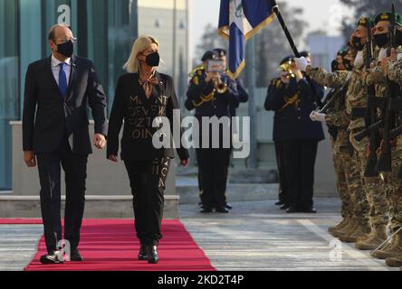 Le ministre de la défense, M. Charalambos Petrides, est parti, et le ministre de la défense de l'Autriche, Mme Klaudia Tanner, font le tour de la garde d'honneur au ministère chypriote de la défense de Nicosie. Chypre, mercredi, 16 février 2022 (photo de Danil Shamkin/NurPhoto) Banque D'Images