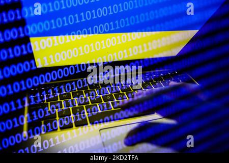 Le drapeau ukrainien affiché sur un écran d'ordinateur portable et le code binaire affiché sur un écran sont vus dans cette photo d'illustration d'exposition multiple prise à Cracovie, Pologne sur 16 février 2022. (Photo d'illustration par Jakub Porzycki/NurPhoto) Banque D'Images