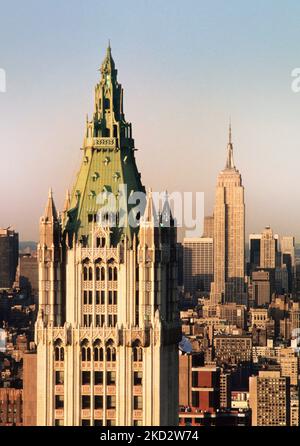 Woolworth Building et Empire State Building à Tribeca New York. Tour de gratte-ciel résidentiel Midtown et Lower Manhattan New York City USA Banque D'Images