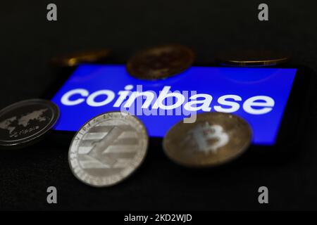 Le logo Coinbase affiché sur un écran de téléphone et la représentation de la crypto-monnaie sont visibles dans cette illustration prise à Cracovie, en Pologne, sur 16 février 2022. (Photo d'illustration par Jakub Porzycki/NurPhoto) Banque D'Images