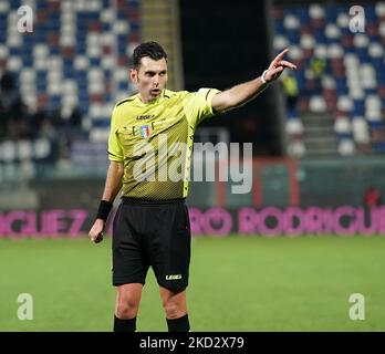 Manuel Volpi, arbitre, pendant le match de la série B entre le FC Crotone et le FC Brescia sur le stade 16 février 2022 'Ezio Scida' à Crotone, Italie. (Photo de Gabriele Maricchiolo/NurPhoto) Banque D'Images