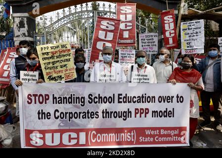 Les militants du parti communiste SUCI crient des slogans, brandissent des bannières contre la privatisation des établissements d'enseignement à Kolkata, Inde, 17 janvier 2022. (Photo par Indranil Aditya/NurPhoto) Banque D'Images