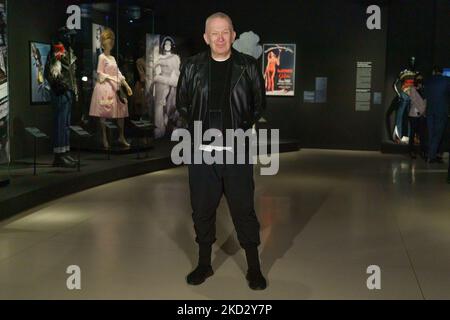 Le couturier français Jean-Paul Gaultier pose pour des photos avec certaines de ses créations présentées lors de l'inauguration de l'exposition 'Cine y Moda por Jean Paul Gaultier' au CaixaForum de Madrid sur 17 février 2022. Espagne (photo par Oscar Gonzalez/NurPhoto) Banque D'Images