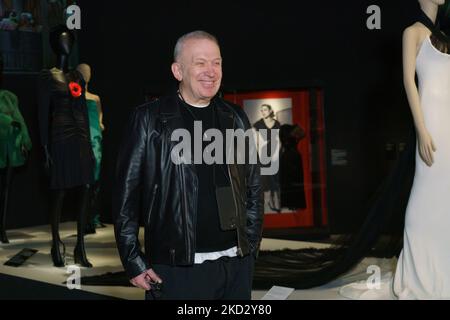 Le couturier français Jean-Paul Gaultier pose pour des photos avec certaines de ses créations présentées lors de l'inauguration de l'exposition 'Cine y Moda por Jean Paul Gaultier' au CaixaForum de Madrid sur 17 février 2022. Espagne (photo par Oscar Gonzalez/NurPhoto) Banque D'Images
