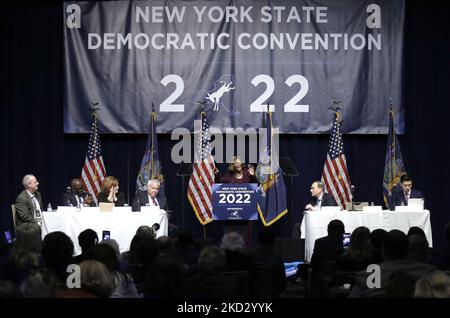 Hazel Dukes parle lors de la convention démocratique de l'État de New York de 2022 à l'hôtel Sheraton New York Times Square sur 17 février 2022 à New York. L’ancienne secrétaire d’État Hillary Clinton a présenté Kathy Hochul comme candidate au poste de gouverneur de l’État de New York. Hochul ainsi que le lieutenant-gouverneur Brian Benjamin et d'autres candidats à des postes à l'échelle de l'État seront sur le bulletin de vote cette année l'année des élections de mi-mandat. (Photo de John Lamparski/NurPhoto) Banque D'Images