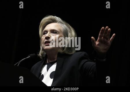 L'ancienne secrétaire d'État américaine Hillary Clinton s'exprime lors de la convention démocratique de l'État de New York de 2022 au Sheraton New York Times Square Hotel sur 17 février 2022 à New York. L’ancienne secrétaire d’État Hillary Clinton a présenté Kathy Hochul comme candidate au poste de gouverneur de l’État de New York. Hochul ainsi que le lieutenant-gouverneur Brian Benjamin et d'autres candidats à des postes à l'échelle de l'État seront sur le bulletin de vote cette année l'année des élections de mi-mandat. (Photo de John Lamparski/NurPhoto) Banque D'Images