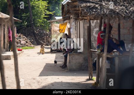 Zanzibar, Tanzanie - 01 mai,2022: Vue sur la rue de la vie quotidienne habituelle des gens de tous les âges se tenant le long de la route sur l'île de Zanzibar. Banque D'Images