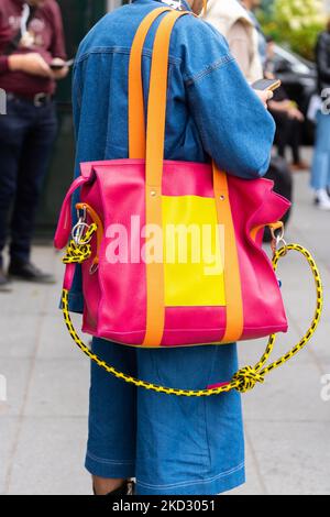 Paris, France - 3 octobre 2022 : l'homme porte un sac à main cabas coloré, style rue. Banque D'Images