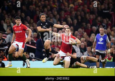 George North du pays de Galles, affronté par Scott Barrett de Nouvelle-Zélande lors du match international d'automne au stade de la Principauté de Cardiff. Date de la photo: Samedi 5 novembre 2022. Banque D'Images