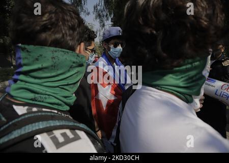 Les membres de la communauté cubaine au Mexique portent des masques avec les drapeaux cubains et mexicains tout en manifestant devant l'ambassade cubaine à Mexico en faveur de la campagne de médias sociaux menée en juillet 2021 à partir de Miami. La manifestation avait été convoquée après que l'activiste Anamely Ramos ait dénoncé qu'à l'ordre de l'actuel gouvernement cubain, la compagnie aérienne américaine American Airlines l'aurait empêchée d'embarquer dans un avion de retour à la Havane, à Mexico, au Mexique, le 17 février 2022. (Photo de Gerardo Vieyra/NurPhoto) Banque D'Images