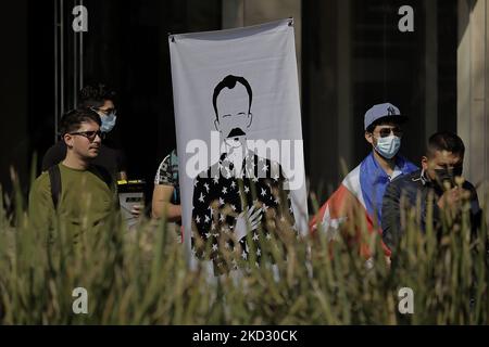 Les membres de la communauté cubaine au Mexique portent des masques avec les drapeaux cubains et mexicains tout en manifestant devant l'ambassade cubaine à Mexico en faveur de la campagne de médias sociaux menée en juillet 2021 à partir de Miami. La manifestation avait été convoquée après que l'activiste Anamely Ramos ait dénoncé qu'à l'ordre de l'actuel gouvernement cubain, la compagnie aérienne américaine American Airlines l'aurait empêchée d'embarquer dans un avion de retour à la Havane, à Mexico, au Mexique, le 17 février 2022. (Photo de Gerardo Vieyra/NurPhoto) Banque D'Images