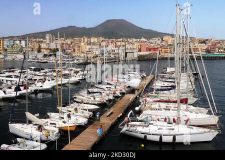 Port d'Ercolano avec le Vésuve à Naples, Italie Banque D'Images