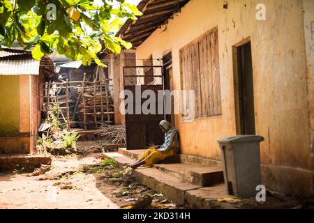 Zanzibar, Tanzanie - 01 mai,2022: Vue sur la rue de la vie quotidienne habituelle des gens de tous les âges se tenant le long de la route sur l'île de Zanzibar. Banque D'Images