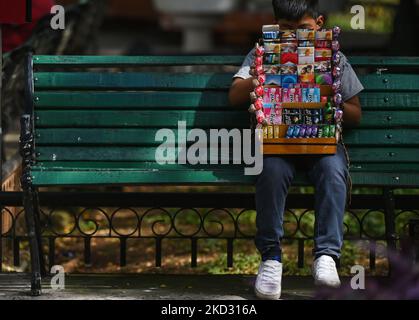 Un jeune vendeur de rue fait une pause dans le centre-ville de Merida. Vendredi, 18 février 2022, à Mérida, Yucatan, Mexique. (Photo par Artur Widak/NurPhoto) Banque D'Images