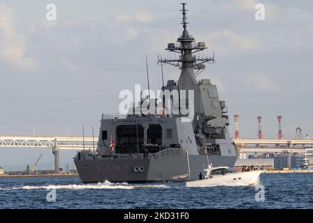 Yokohama, Kanagawa, Japon. 5th novembre 2022. Le JS Shiranui des Forces maritimes japonaises d'autodéfense, un destroyer anti-sous-marin de classe Asahi, En cours au départ de la baie de Tokyo pour participer à un examen international de la flotte afin de commémorer le 70th anniversaire de la fondation de la JMSDF dans un contexte de tensions de sécurité nationale avec la Corée du Nord, lançant un missile balistique intercontinental sur l'espace aérien du Japon. La République populaire démocratique de Corée, dirigée par le Guide suprême Kim Jong-un, poursuit un programme d'armement nucléaire au cours du 21st siècle, menaçant la sécurité nationale du Japon. (CRE Banque D'Images