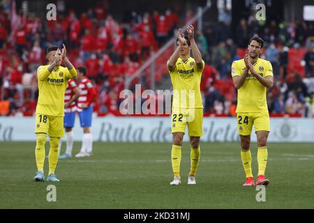 Les joueurs de Villarreal CF célèbrent la victoire lors du match de la Liga entre Granada CF et Villarreal CF au stade Nuevo Los Carmenes sur 19 février 2022 à Grenade, en Espagne. (Photo par Álex Cámara/NurPhoto) Banque D'Images