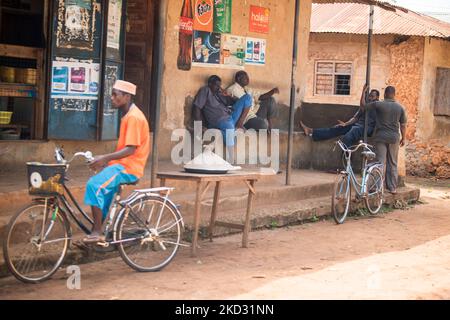 Zanzibar, Tanzanie - 01 mai,2022: Vue sur la rue de la vie quotidienne habituelle des gens de tous les âges se tenant le long de la route sur l'île de Zanzibar. Banque D'Images