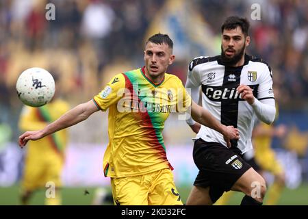 Simone Mazzocchi (Ternana Calcio) et Elias Cobbaut (Parme Calcio 1913) pendant le match de football italien Serie B Parme Calcio vs Ternana Calcio sur 19 février 2022 au Stadio Ennio Tardini à Parme, Italie (photo de Francesco Scaccianoce/LiveMedia/NurPhoto) Banque D'Images