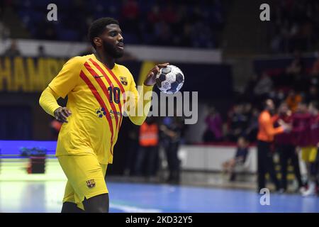 Dika Mem en action pendant le match des hommes de la Ligue des champions de l'EHF entre Dinamo Bucarest et Barca, jeudi 17 février 2022, à Bucarest, Roumanie. (Photo par Alex Nicodim/NurPhoto) Banque D'Images