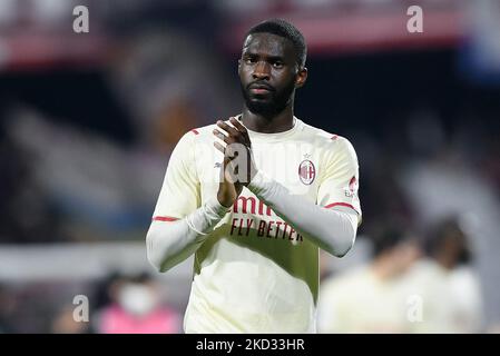 Fikayo Tomori de l'AC Milan accueille ses supporters lors de la série Un match entre les Etats-Unis Salernitana 1919 et l'AC Milan au Stadio Arechi, Salerno, Italie, le 19 février 2022. (Photo de Giuseppe Maffia/NurPhoto) Banque D'Images