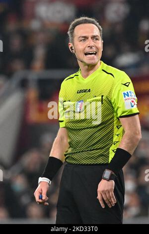 Luca Pairetto arbitre lors de la Ligue italienne de football Un match de 2021/2022 entre AS Roma contre Hellas Verona FC au stade Olimpic de Rome le 19 février 2022. (Photo de Fabrizio Corradetti/LiveMedia/NurPhoto) Banque D'Images