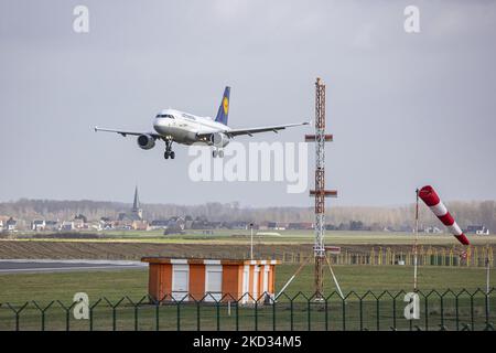 Avions Airbus A319 de Lufthansa, tels qu'ils ont été vus voler et atterrir à l'aéroport international de Bruxelles Zaventem BRU dans la capitale belge. L'Airbus A319-100 à corps étroit est immatriculé D-DAILY et le nom Schweinfurt tandis que est alimenté par 2x moteurs CFMI. La compagnie aérienne allemande Lufthansa LH est la deuxième compagnie aérienne européenne et membre du groupe d'aviation Star Alliance. L'industrie de l'aviation et le trafic de passagers sont en phase avec une période difficile avec la pandémie du coronavirus Covid-19 ayant un impact négatif sur l'industrie du voyage d'affaires avec crainte de la détérioration de la situation en raison de la n Banque D'Images