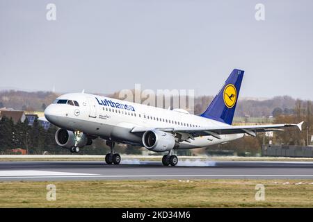 Avions Airbus A319 de Lufthansa, tels qu'ils ont été vus voler et atterrir à l'aéroport international de Bruxelles Zaventem BRU dans la capitale belge. L'Airbus A319-100 à corps étroit est immatriculé D-DAILY et le nom Schweinfurt tandis que est alimenté par 2x moteurs CFMI. La compagnie aérienne allemande Lufthansa LH est la deuxième compagnie aérienne européenne et membre du groupe d'aviation Star Alliance. L'industrie de l'aviation et le trafic de passagers sont en phase avec une période difficile avec la pandémie du coronavirus Covid-19 ayant un impact négatif sur l'industrie du voyage d'affaires avec crainte de la détérioration de la situation en raison de la n Banque D'Images