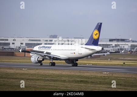 Avions Airbus A319 de Lufthansa, tels qu'ils ont été vus voler et atterrir à l'aéroport international de Bruxelles Zaventem BRU dans la capitale belge. L'Airbus A319-100 à corps étroit est immatriculé D-DAILY et le nom Schweinfurt tandis que est alimenté par 2x moteurs CFMI. La compagnie aérienne allemande Lufthansa LH est la deuxième compagnie aérienne européenne et membre du groupe d'aviation Star Alliance. L'industrie de l'aviation et le trafic de passagers sont en phase avec une période difficile avec la pandémie du coronavirus Covid-19 ayant un impact négatif sur l'industrie du voyage d'affaires avec crainte de la détérioration de la situation en raison de la n Banque D'Images