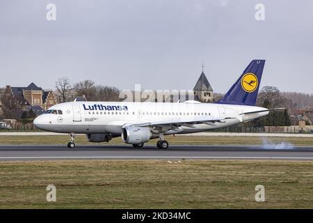 Avions Airbus A319 de Lufthansa, tels qu'ils ont été vus voler et atterrir à l'aéroport international de Bruxelles Zaventem BRU dans la capitale belge. L'Airbus A319-100 à corps étroit est immatriculé D-DAILY et le nom Schweinfurt tandis que est alimenté par 2x moteurs CFMI. La compagnie aérienne allemande Lufthansa LH est la deuxième compagnie aérienne européenne et membre du groupe d'aviation Star Alliance. L'industrie de l'aviation et le trafic de passagers sont en phase avec une période difficile avec la pandémie du coronavirus Covid-19 ayant un impact négatif sur l'industrie du voyage d'affaires avec crainte de la détérioration de la situation en raison de la n Banque D'Images