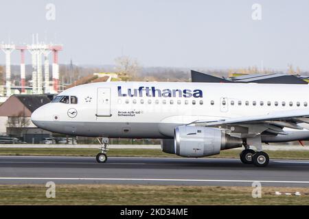 Avions Airbus A319 de Lufthansa, tels qu'ils ont été vus voler et atterrir à l'aéroport international de Bruxelles Zaventem BRU dans la capitale belge. L'Airbus A319-100 à corps étroit est immatriculé D-DAILY et le nom Schweinfurt tandis que est alimenté par 2x moteurs CFMI. La compagnie aérienne allemande Lufthansa LH est la deuxième compagnie aérienne européenne et membre du groupe d'aviation Star Alliance. L'industrie de l'aviation et le trafic de passagers sont en phase avec une période difficile avec la pandémie du coronavirus Covid-19 ayant un impact négatif sur l'industrie du voyage d'affaires avec crainte de la détérioration de la situation en raison de la n Banque D'Images