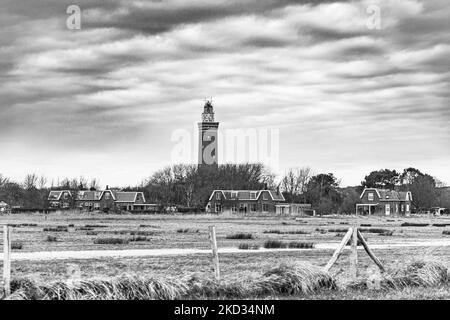 Image en noir et blanc d'un phare aux pays-Bas. Le phare de West Head - Vuurtoren Westhoofd est un monument national néerlandais ouvert au public. Le Westhoofd un phare rouge de 52m avec une tour carrée éclairant le chemin nautique des rives de la mer du Nord, construit après la Seconde Guerre mondiale près d'Ouddorp , dans la province néerlandaise du Sud de la Hollande, dans les dunes de la Groenedijk. Ouddorp, pays-Bas sur 18 février 2022 (photo de Nicolas Economou/NurPhoto) Banque D'Images