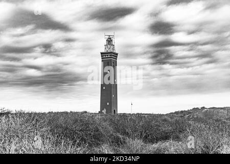 Image en noir et blanc d'un phare aux pays-Bas. Le phare de West Head - Vuurtoren Westhoofd est un monument national néerlandais ouvert au public. Le Westhoofd un phare rouge de 52m avec une tour carrée éclairant le chemin nautique des rives de la mer du Nord, construit après la Seconde Guerre mondiale près d'Ouddorp , dans la province néerlandaise du Sud de la Hollande, dans les dunes de la Groenedijk. Ouddorp, pays-Bas sur 18 février 2022 (photo de Nicolas Economou/NurPhoto) Banque D'Images